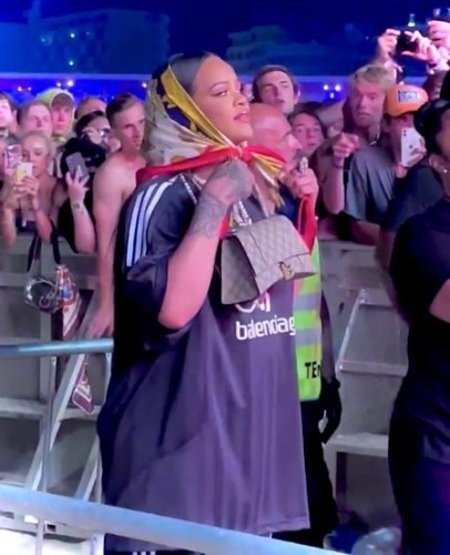 Rihannanın müzakirələrə səbəb olan obrazı - FOTO